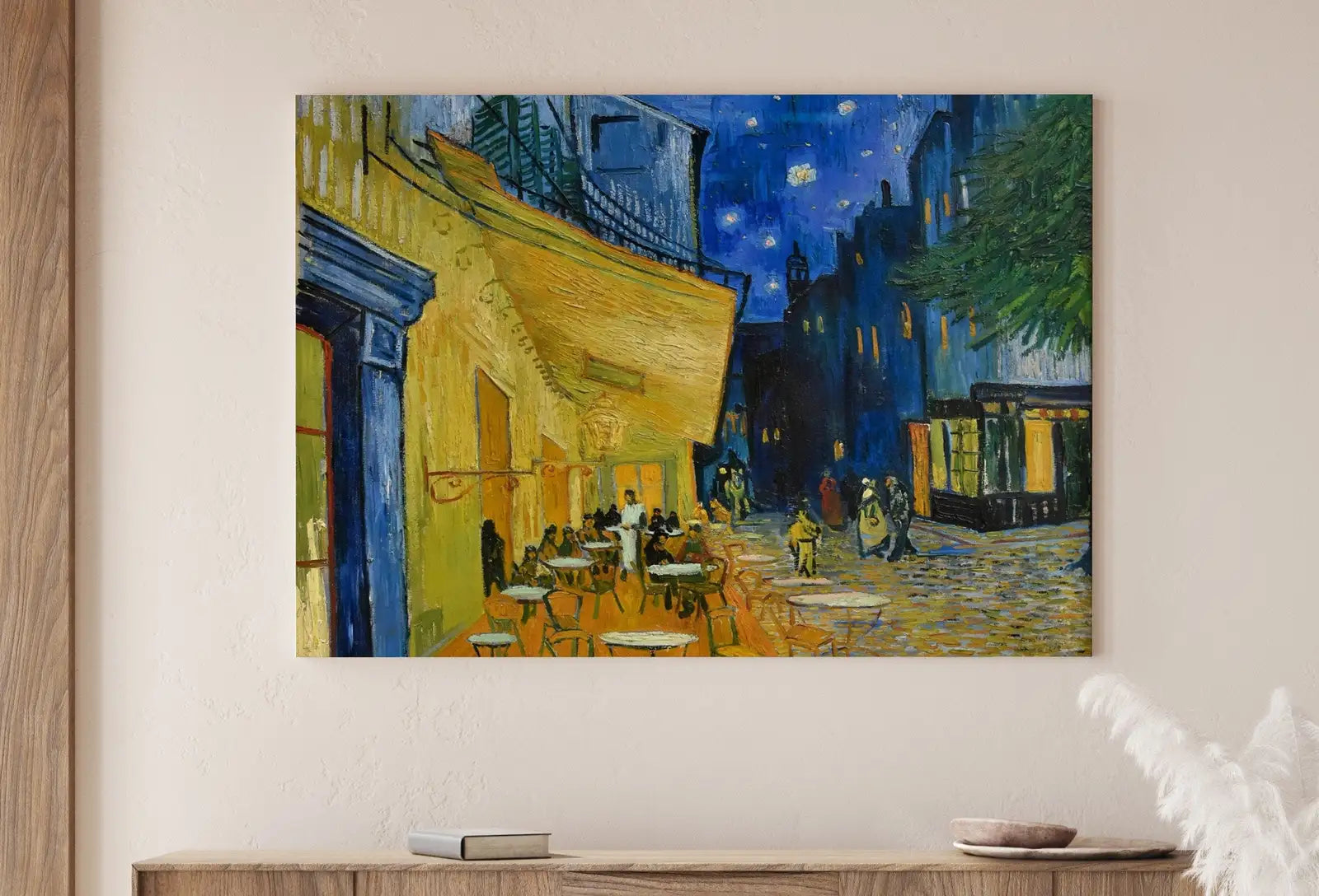 Terrasse de café la nuit d’après Vincent van Gogh : Téléchargez cette impression d’art célèbre de van Gogh. La Terrasse de café à la nuit est remasterisée pour un effet artistique intemporel.