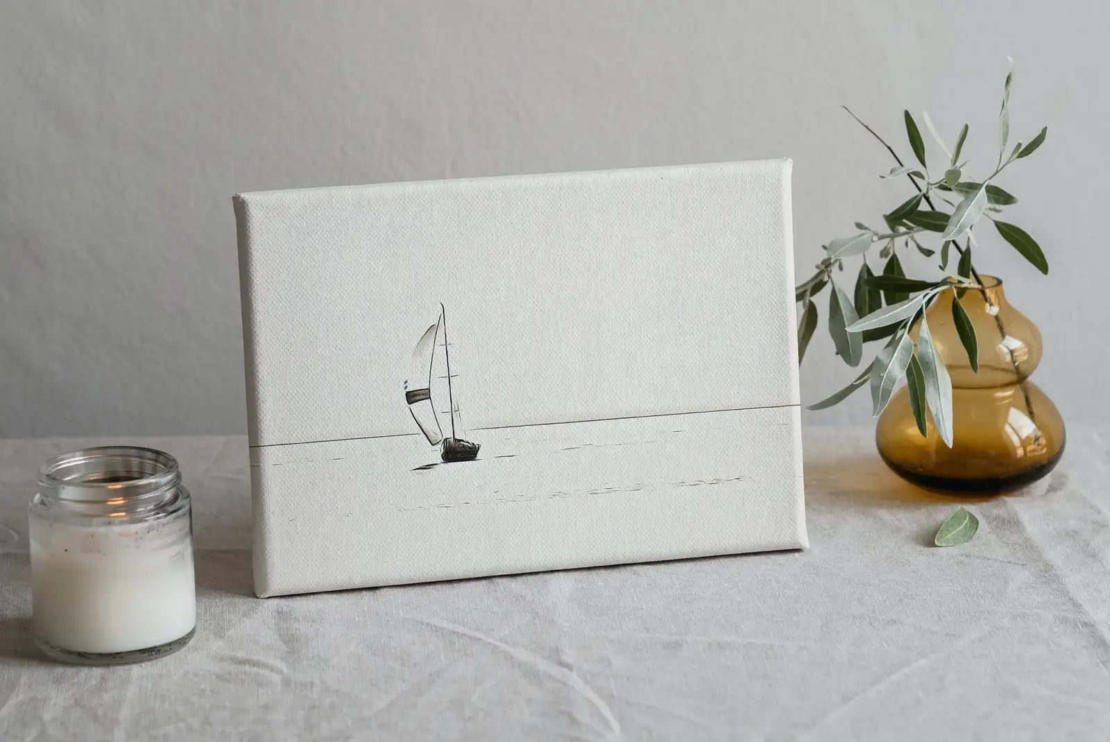 Impression de voilier, art mural nautique. Art minimaliste de bateau. Voilier solitaire en mer. Décoration de voilier neutre. Téléchargement numérique imprimable.