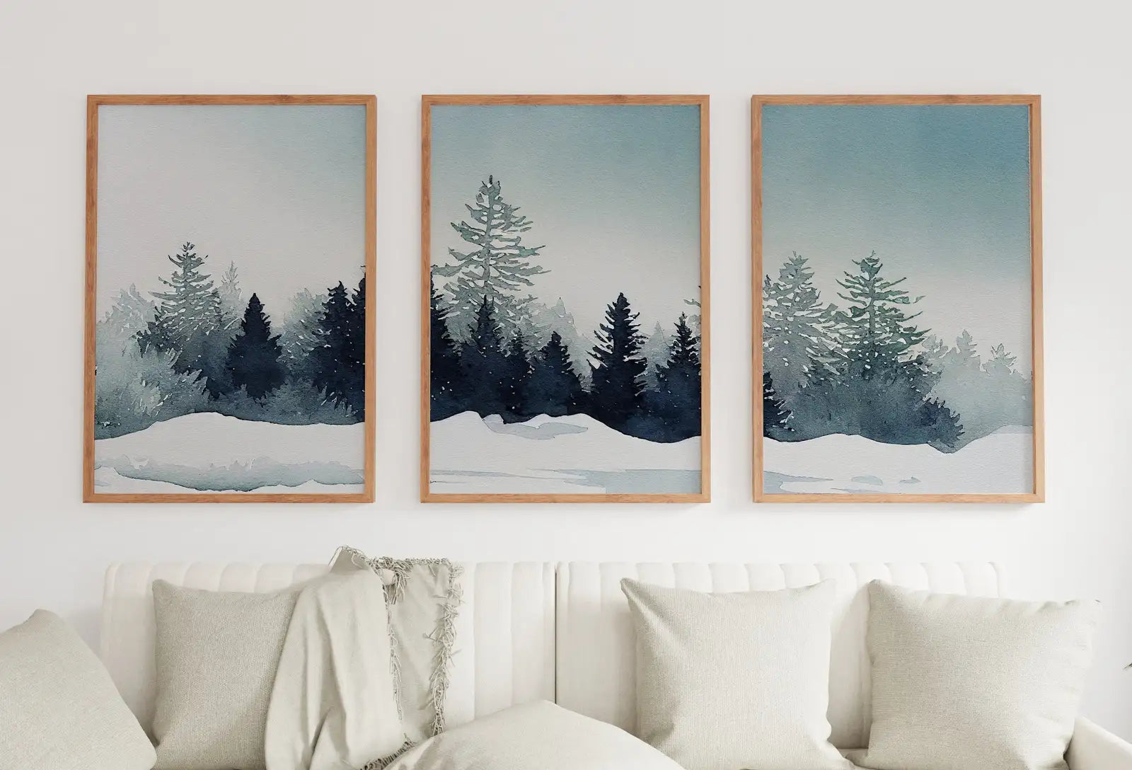 Forêt enneigée en aquarelle : Ensemble de trois pièces d’art mural représentant un paysage hivernal, idéal pour créer une galerie murale.