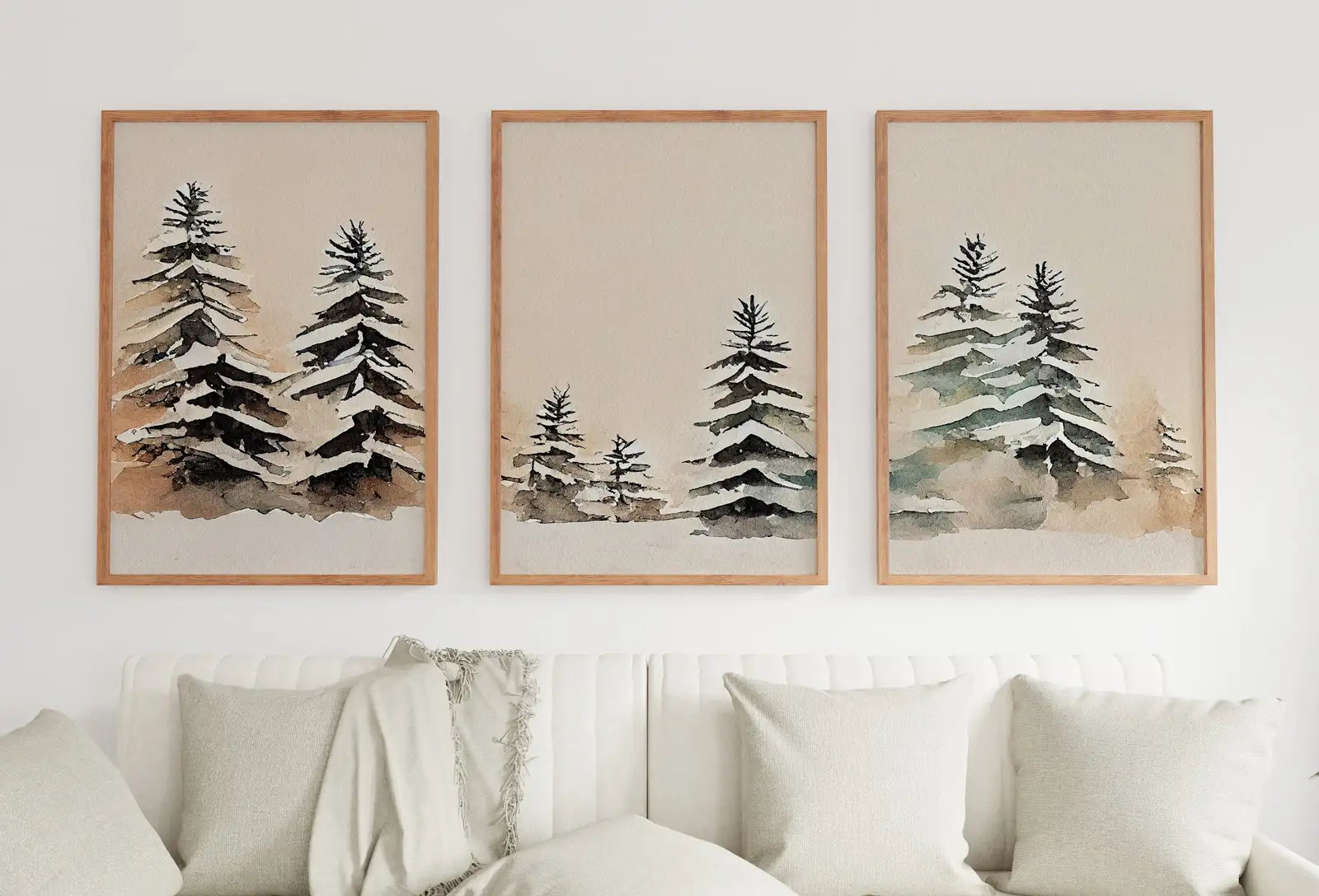 Peinture aquarelle de forêt enneigée : Ensemble de trois impressions pour une galerie murale hivernale, art mural imprimable de paysage forestier.