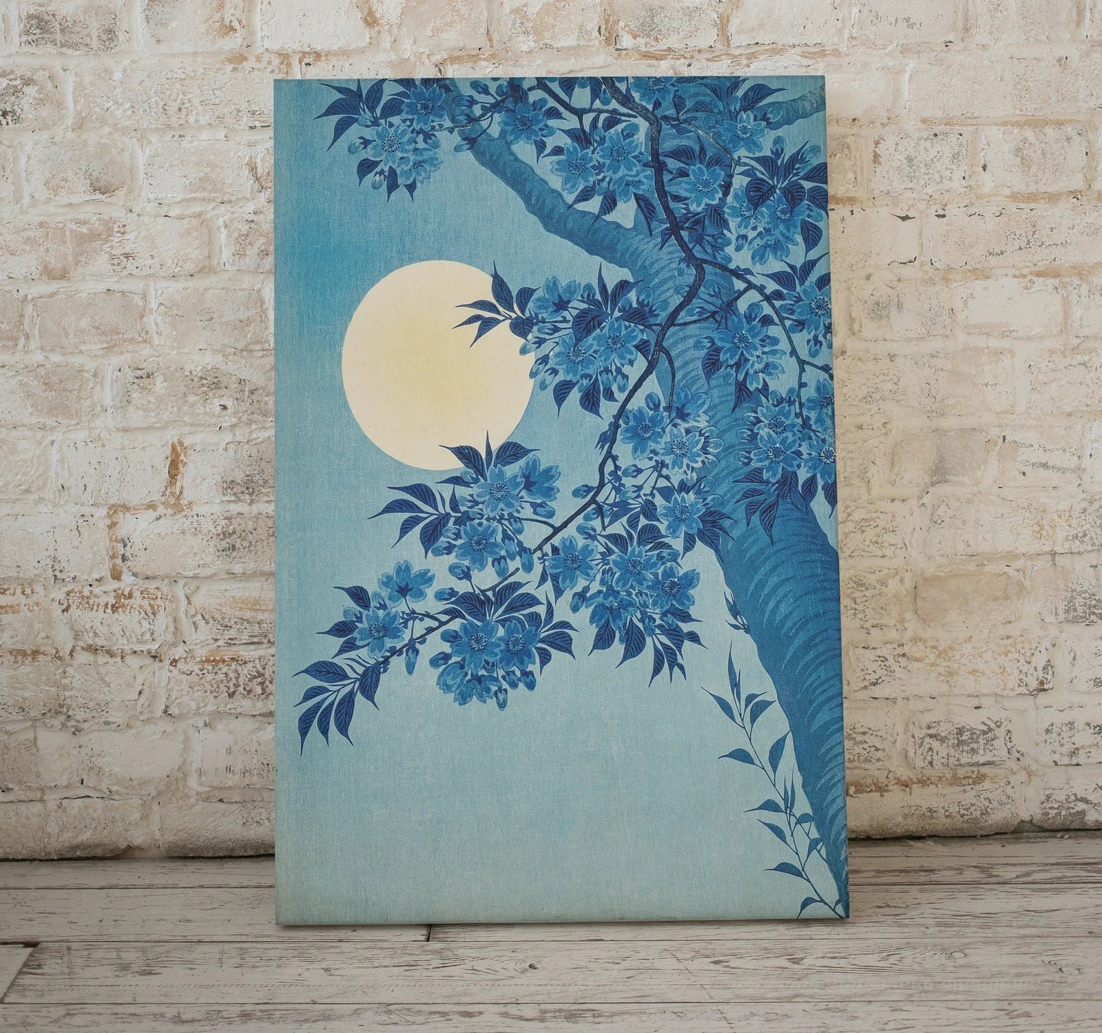 Œuvre murale imprimable de peinture bleue de cerisiers en fleurs et pleine lune japonaise vintage. Art japonais antique. Reproduction florale botanique pour décoration murale.