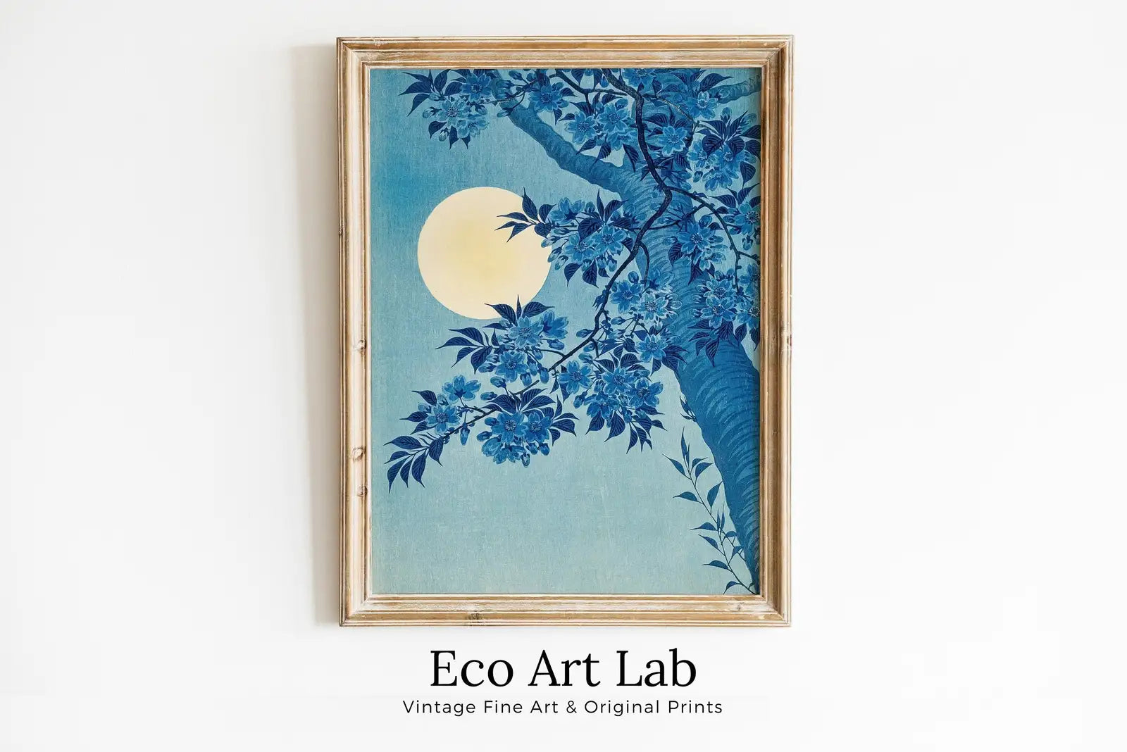 Œuvre murale imprimable de peinture bleue de cerisiers en fleurs et pleine lune japonaise vintage. Art japonais antique. Reproduction florale botanique pour décoration murale.