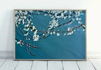 Branche d’arbre à fleurs blanches à imprimer. Impression d’art mural floral d’arbre de cerisier sakura. Art mural bleu floral. Poster botanique d’art floral.
