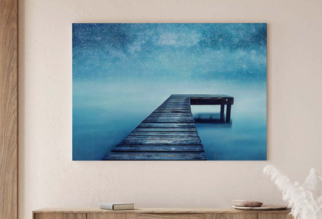 Jetée en bois sous un ciel étoilé. Art mural imprimable de la jetée en bois. Impression de la jetée sur le lac sous un ciel étoilé. Décoration murale de paysage lacustre, jetée en bois.