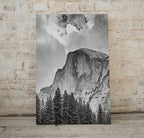 Affiche murale Yosemite : Une impression murale verticale en noir et blanc représentant le parc national de Yosemite. Téléchargement instantané.