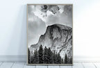 Affiche murale Yosemite : Une impression murale verticale en noir et blanc représentant le parc national de Yosemite. Téléchargement instantané.